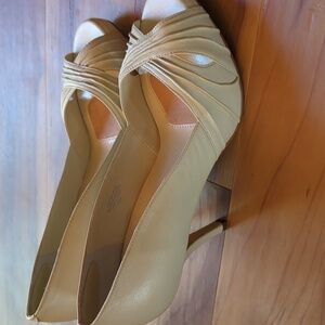 Women's Cream Peep-Toe Heels By Audrey Brooke